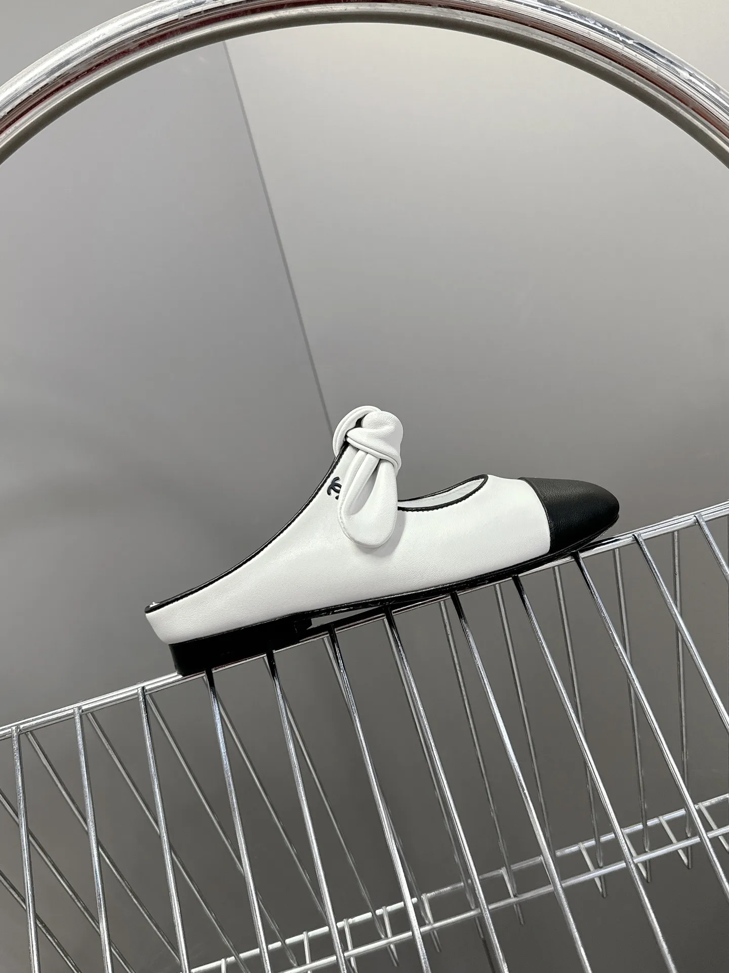 👟👟Ex-factory price 540👟👟 CHANEL Chanel Bow Elastic Strap Flat Shoes Bow Mary Jane shoes are so popular at first sight that you can wear them freely according to the weather changes! Put on socks to instantly transform into cute shoes for spring and summer! Transform into a magical princess in seconds 👸The upper is made of mixed sheepskin and tiptoe silk sheepskin. The foot feels super comfortable. The leather is very soft and skin-friendly. The genuine leather outsole imported from Italy Size: 35-41 (40 41 customized)